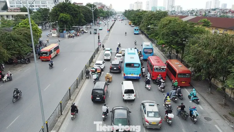 QL1 trên nền đường Giải Phóng đang có chiều rộng 8 làn xe cơ giới, mỗi bên 4 làn xe (rộng khoảng 30 mét), theo đề xuất dự án sẽ được mở rộng khoảng 90 mét.